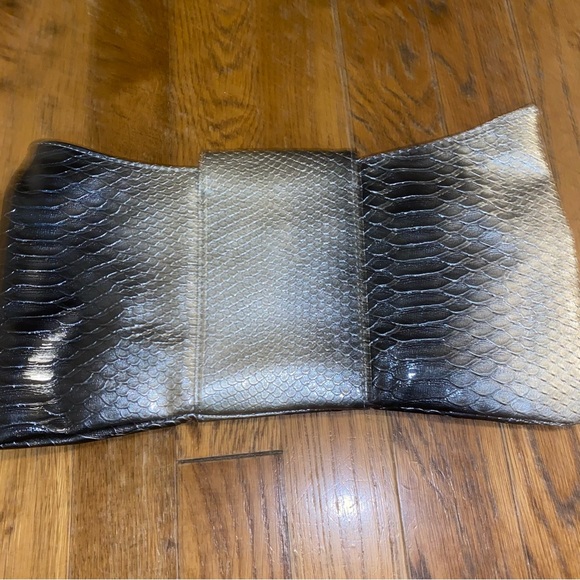 Express Clutch - Picture 2 of 4